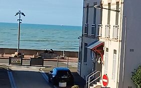 Appartement avec Balcon au 1er étage Vue latérale Mer à 50 mètres de la plage à Mers les Bains.